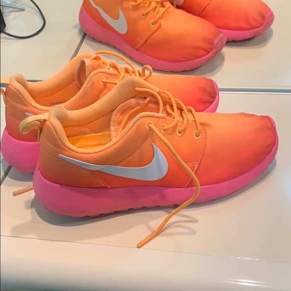 Women’s Nike Roshe Run Shoes pink ombre color - Picture 2 of 7